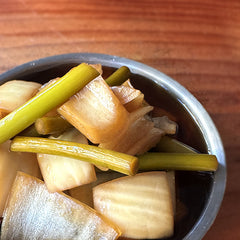 양파 마늘쫑 장아찌 (Soy Pickled Onion and Garlic Shoot)